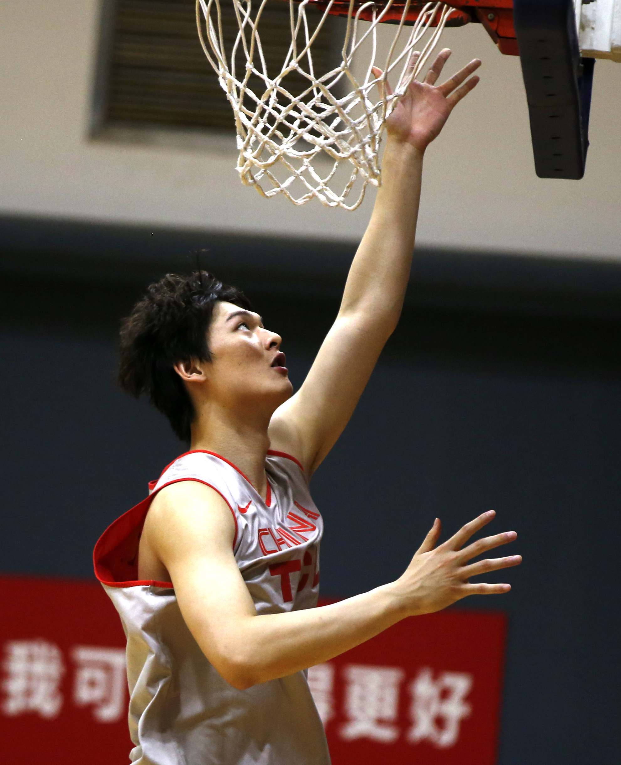 关于国际篮球赛事推迟举行,球员转战线上训练的信息 关于国际篮球赛事推迟举行,球员转战线上训练的信息