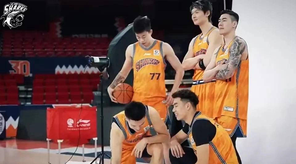 包含湖人鏖战天津队，王哲林高光表现的词条