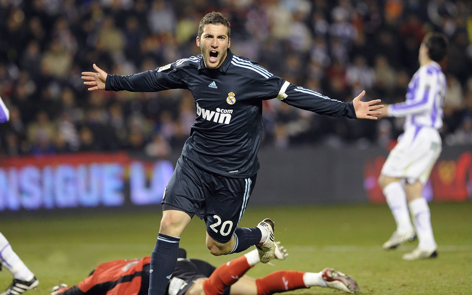 数据爆炸与战术完胜，奥纳纳现象级表现下，莱比锡如何用体系压制巴黎巨星